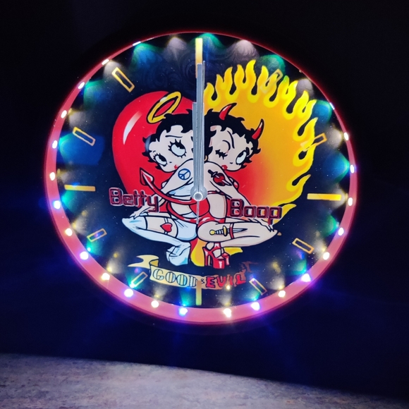 COPY - Betty Boop Good n Evil angel wall clock with led lights - Picture 12 of 14